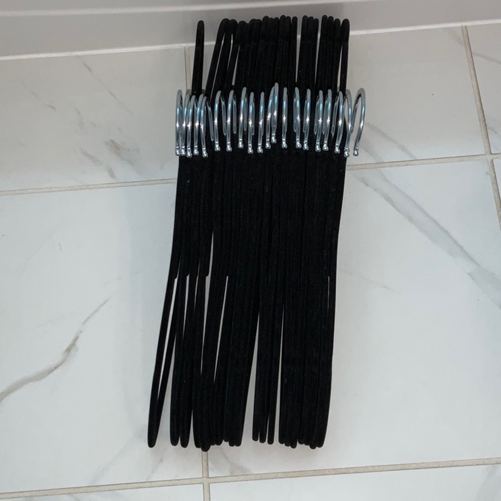 20 Skinny Velvet Multi Hangers Real Simple Black Silver Swivel Hook Non-Slip New - Picture 6 of 6